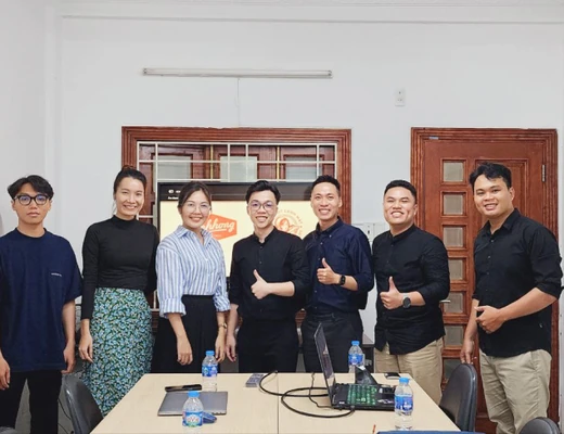 Đội MONA họp cùng nhân sự khách hàng quanh bàn làm việc