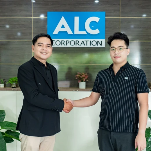 Nhân sự MONA bắt tay khách hàng tại văn phòng công ty đối tác