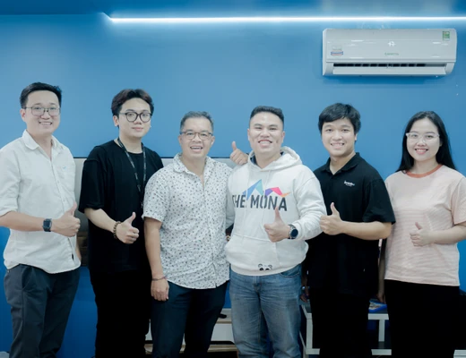 Đội MONA chụp cùng nhân sự khách hàng tại văn phòng của họ