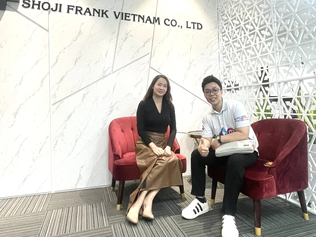 Nhân sự MONA làm việc cùng khách hàng tại văn phòng Shoji Frank Vietnam