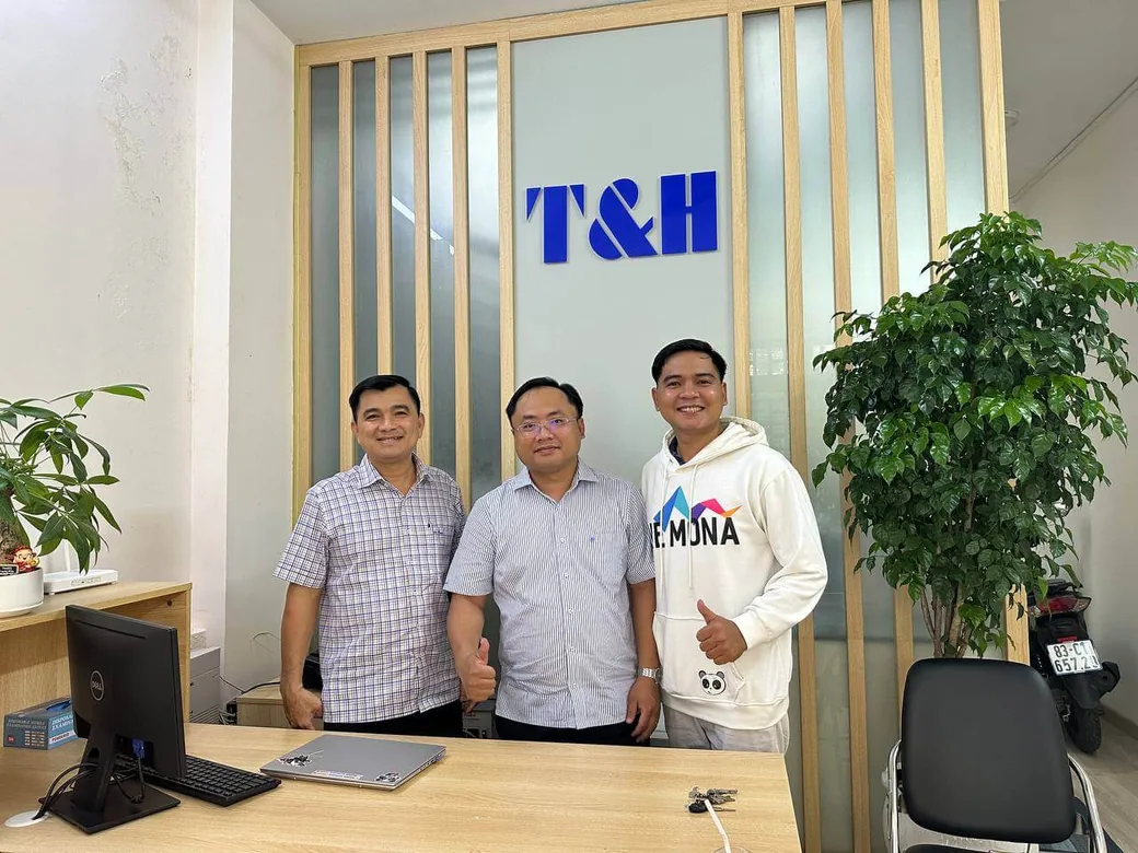 Đội MONA chụp cùng ban lãnh đạo khách hàng tại văn phòng T&H