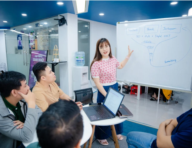 Buổi làm việc của MONA với khách hàng bên bảng trắng, một người cầm máy tính bảng ghi lại