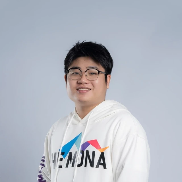 Triết Phan, Leader of AI department MONA, mặc hoodie trắng THE MONA